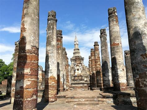  El Ascenso de Sukhothai: Un Reino Naciente En Medio Del Declive del Imperio Khmer