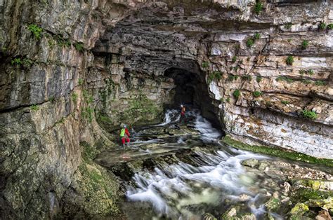 El Encuentro de la Cueva del Río Orange: Exploración Cultural y Descubrimientos Arqueológicos en el Sudáfrica del Siglo II